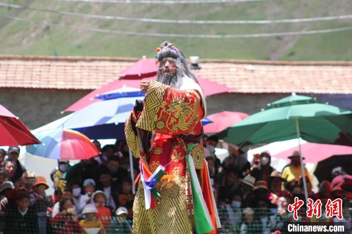 圖為觀眾們觀看表演?！“喱斂h文體旅游廣電局 供圖