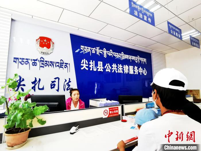 （人民幸福生活）探訪(fǎng)青海尖扎法律援助中心：應(yīng)援盡援，給弱勢(shì)群體筑法律后盾