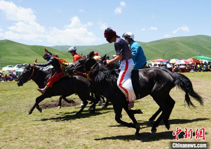 圖為選手進行3000米賽馬比賽。　馬銘言 攝
