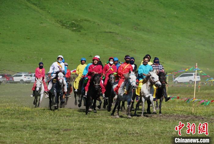 圖為選手進行3000米賽馬比賽?！●R銘言 攝