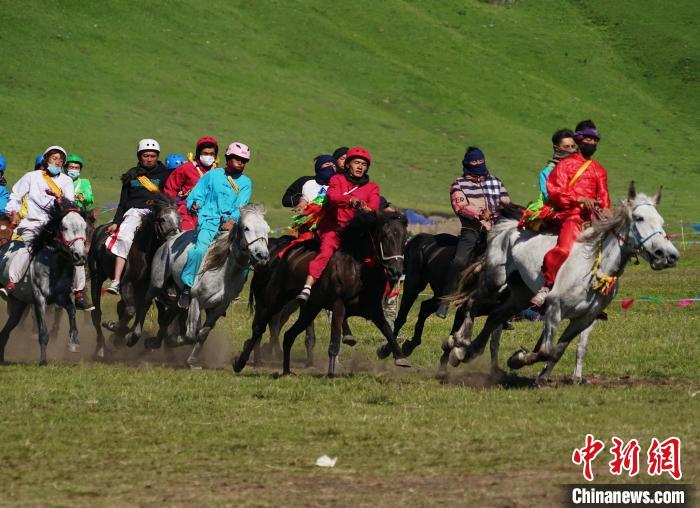 圖為選手進行3000米賽馬比賽?！●R銘言 攝