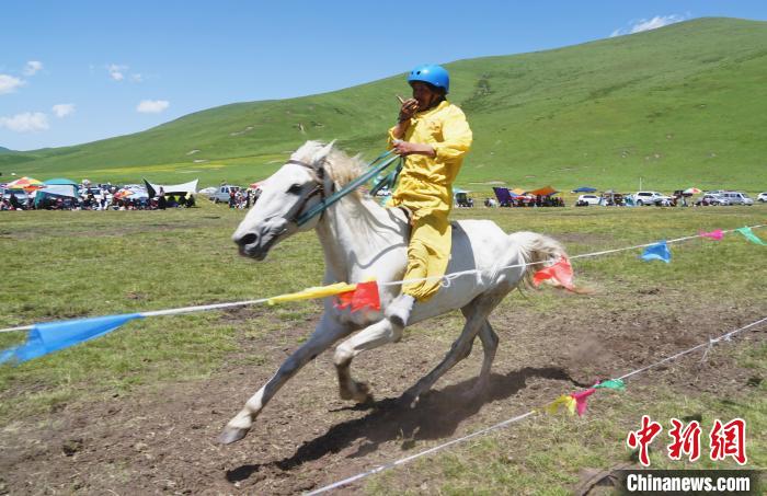 圖為選手進行3000米賽馬比賽?！●R銘言 攝