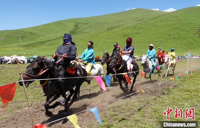 圖為選手進行3000米賽馬比賽?！●R銘言 攝