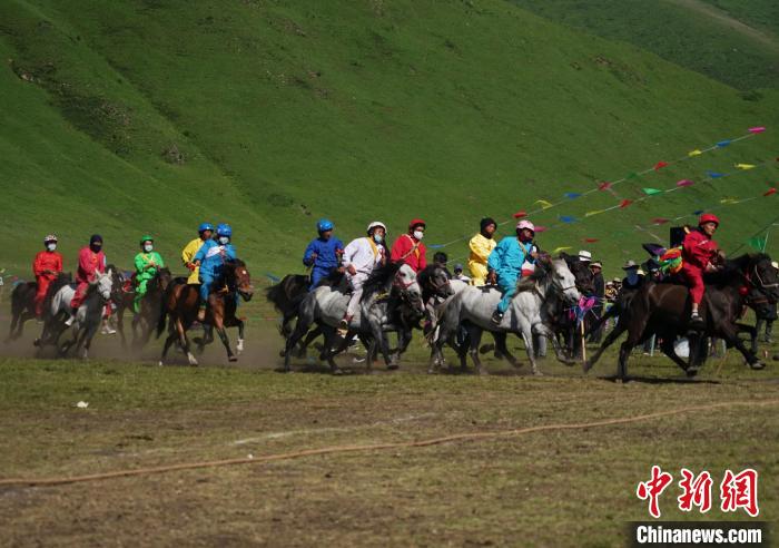 圖為選手進行3000米賽馬比賽?！●R銘言 攝