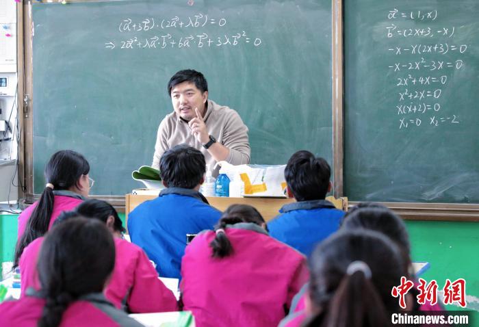 上海援青教師丁志偉:教書(shū)更要教“路”