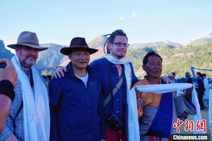 圖為當(dāng)?shù)孛癖娕c外籍?dāng)z影師合影留念?！●R銘言 攝