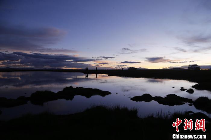 圖為夕陽(yáng)下的查旦濕地。　馬銘言 攝