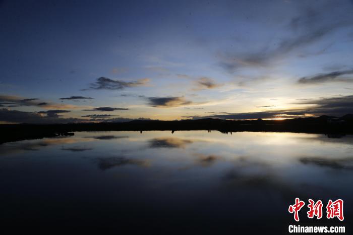 圖為夕陽(yáng)下的查旦濕地?！●R銘言 攝