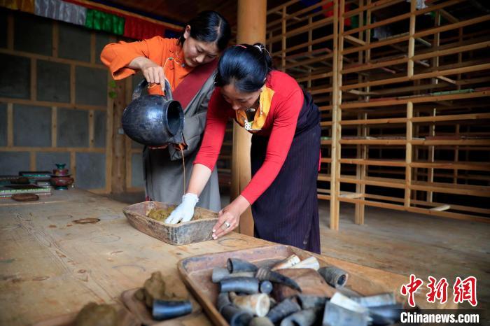 調(diào)合香團(tuán)?！⊥趵?攝