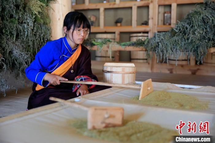 過濾香粉。　王磊 攝