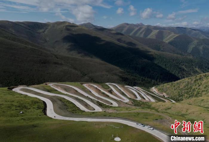 四川壤塘上藍(lán)天路：沿線居民致富的幸?！疤炻贰? oldsrc=