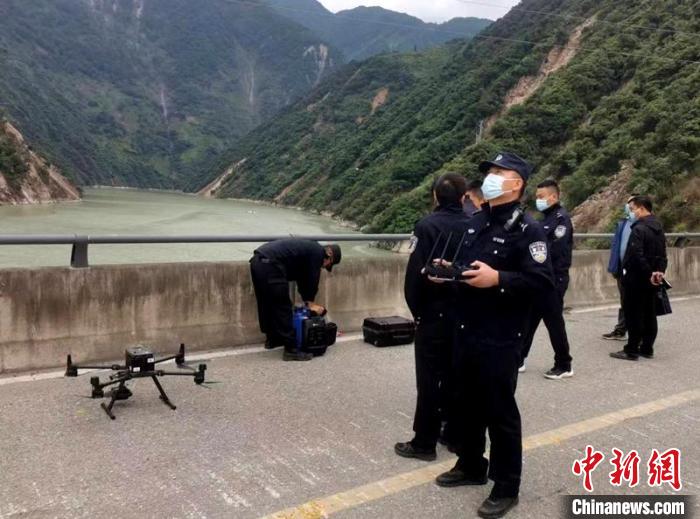 民警組成的搜尋隊利用無人機在震區(qū)開展空中巡查?！「首沃莨簿止﹫D