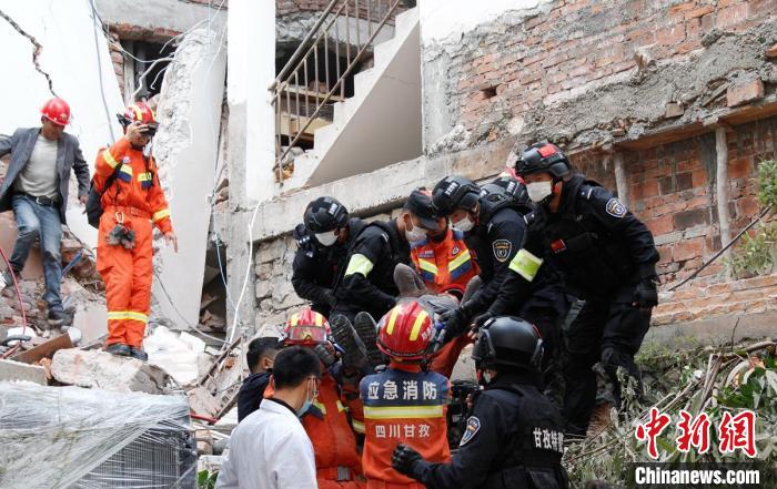 四川消防救援人員開展救援?！∷拇ㄏ?供圖