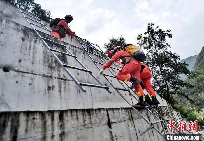 四川消防救援人員開展救援?！∷拇ㄏ?供圖