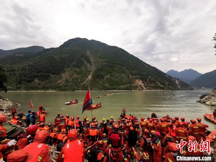 四川消防救援人員開展救援?！∷拇ㄏ?供圖