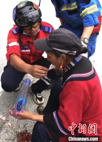 筠連筠愛青年應(yīng)急救援隊救援人員正在為傷員傷口清理。　受訪者供圖