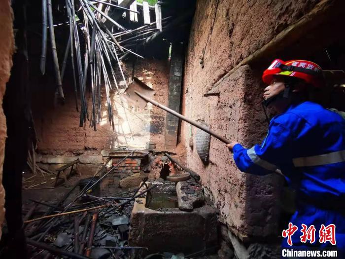 宜賓藍豹應(yīng)急救援隊搜救組成員劉方杰正在參與救援。　受訪者供圖