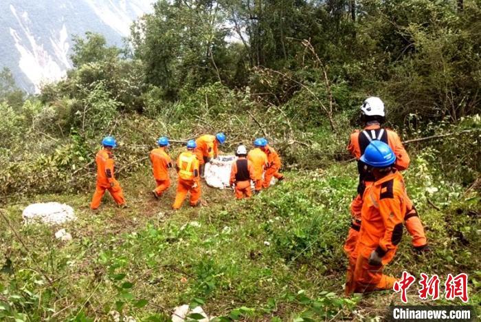 海拔1950米唐29號塔位搶險隊員正搬運直升機吊運上山的搶險材料?！⌒鞈c明 攝