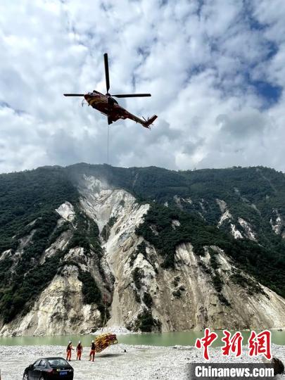 直升機正在運輸110千伏唐下線應(yīng)急塔塔材?！⌒l(wèi)科 攝