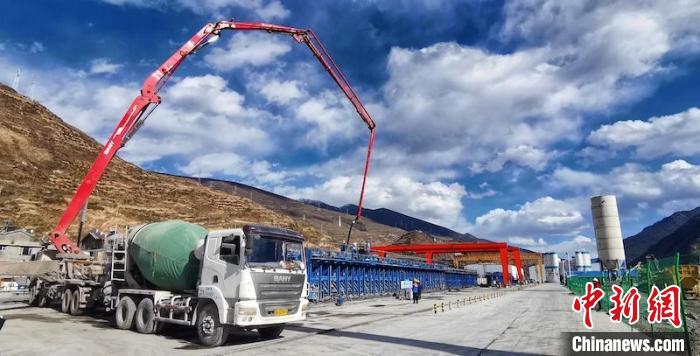 T梁發(fā)運(yùn)現(xiàn)場?！≈需F八局 供圖