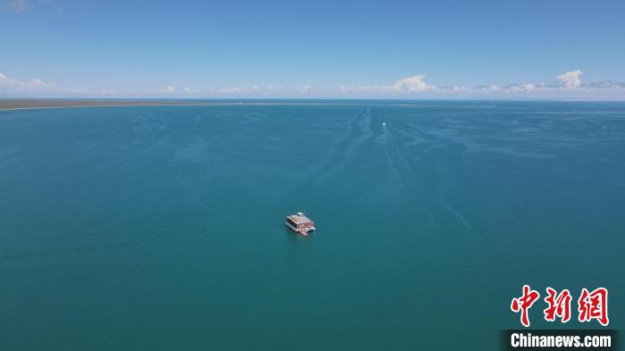 圖為航拍夏日青海湖。　李江寧 攝