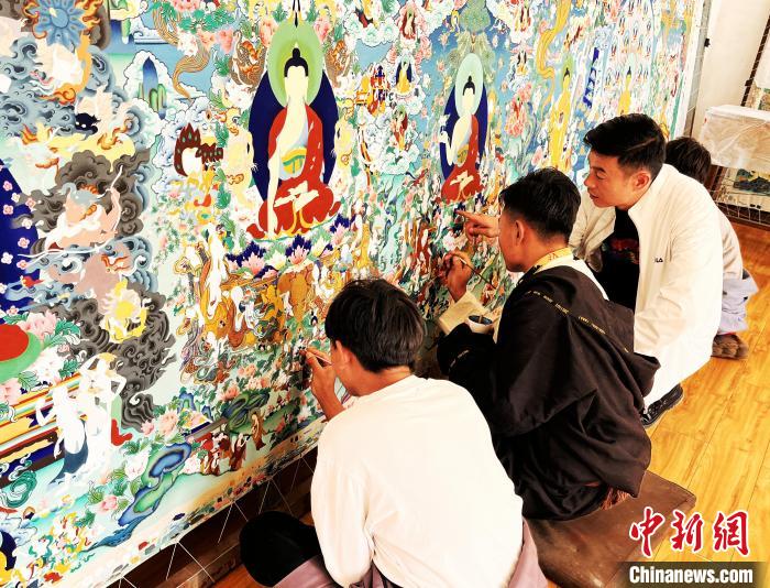 青海唐卡藝術(shù)小鎮(zhèn)：“勞模畫師”師帶徒，文化扶貧富一方