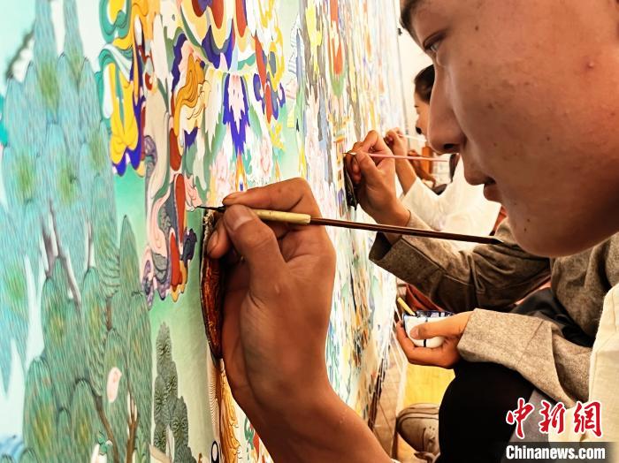 圖為畫師繪畫唐卡?！●R文莉 供圖