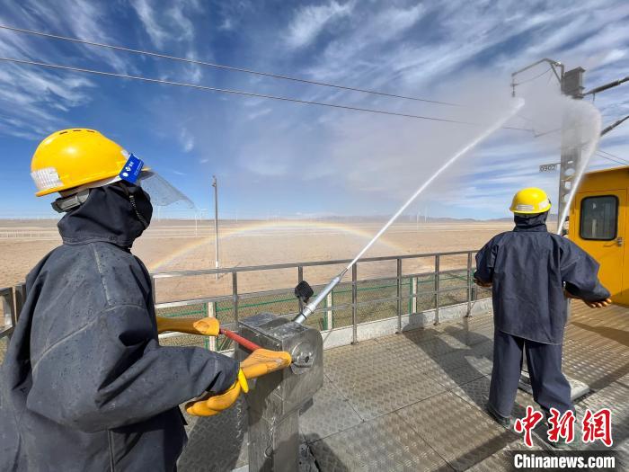 圖為水炮手操作高壓水槍對絕緣子進行清洗。　高啟宏 攝