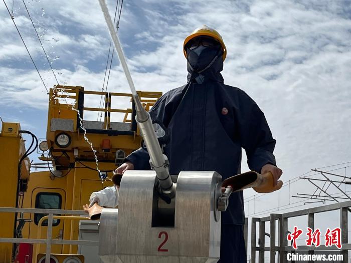 圖為水炮手操作高壓水炮進行作業(yè)?！「邌⒑?攝