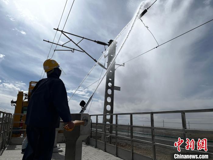 圖為高壓水槍的水柱沖洗絕緣子串?！「邌⒑?攝