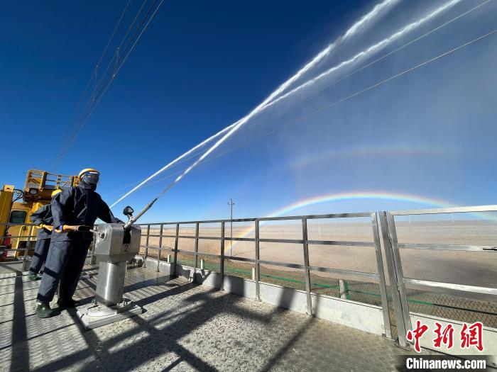 圖為水炮手在操作高壓水炮?！「邌⒑?攝