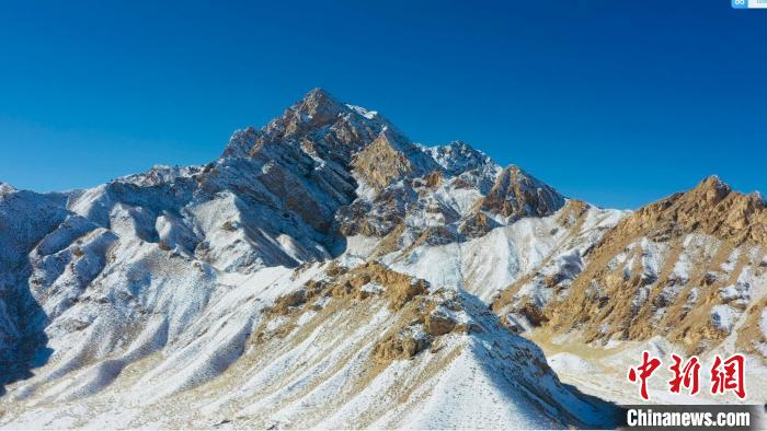 圖為山川被白雪覆蓋，與藍(lán)天相互呼映。　都蘭縣融媒體中心供圖