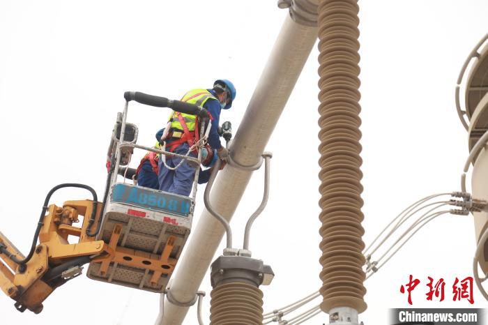 圖為國(guó)網(wǎng)青海超高壓公司變電檢修人員正在開(kāi)展設(shè)備檢修工作?！≈煲闳?攝