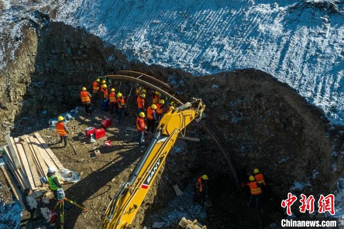 西成高鐵紅原2號隧道出口工人師傅正在進行導(dǎo)向墻、管棚施工作業(yè)?！⒅铱?攝