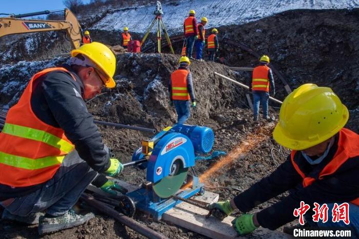 西成高鐵紅原2號隧道出口忙碌的工人師傅?！⒅铱?攝