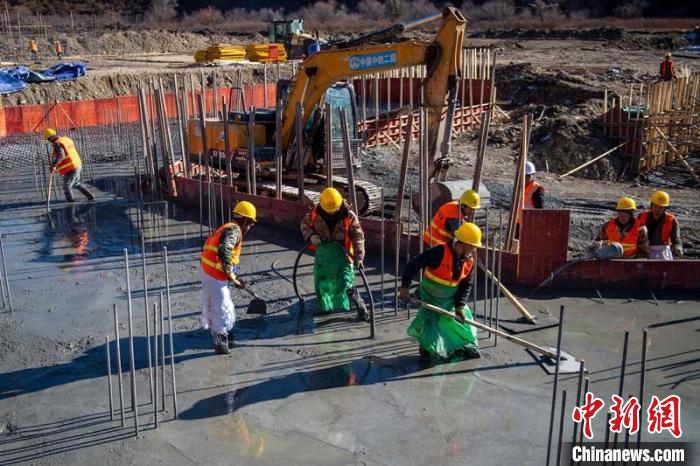 川主寺鎮(zhèn)牧場村西成高鐵1號拌合站工人師傅正在進行駐地、拌合站澆筑施工作業(yè)?！⒅铱?攝