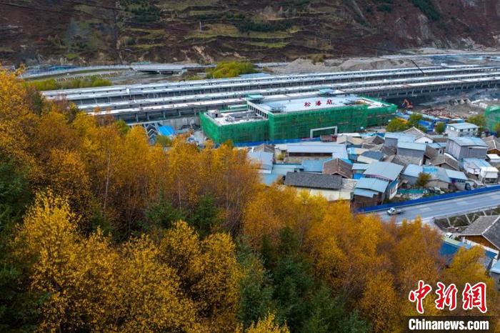 正在建設(shè)的成蘭鐵路松潘站?！⒅铱?攝