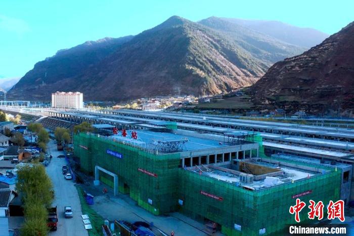 正在建設(shè)中的成蘭鐵路松潘站?！⒅铱?攝