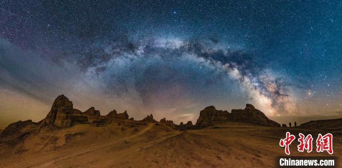 資料圖為冷湖賽什騰山天文臺址的星空?！±浜I(yè)園區(qū)供圖