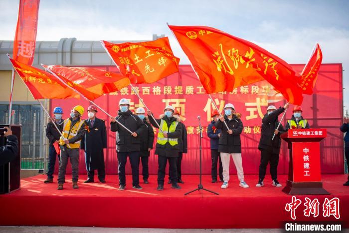 圖為封頂儀式現(xiàn)場(chǎng)?！『茽柾?攝