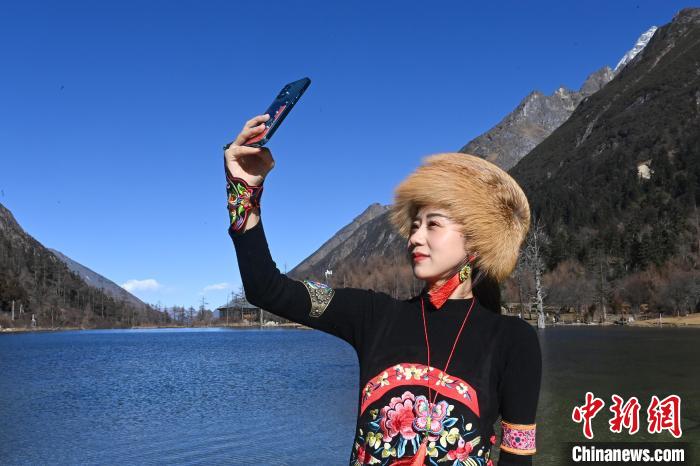 游人在畢棚溝景區(qū)拍照留念?！“苍?攝