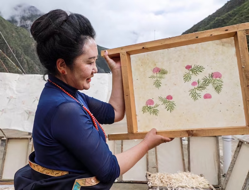 充巴傳統(tǒng)藏紙。德格縣融媒體中心供圖