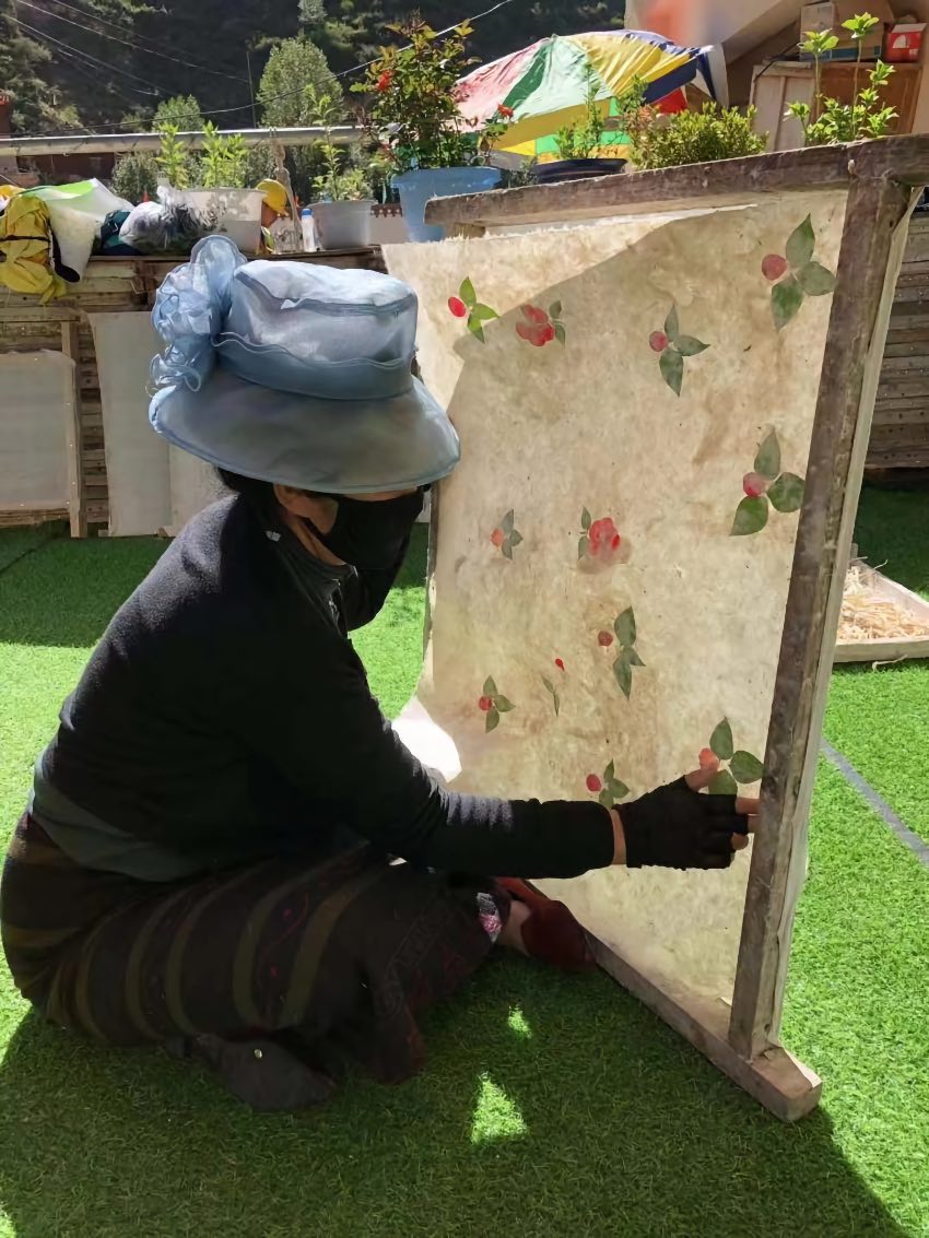 充巴傳統(tǒng)藏紙。德格縣融媒體中心供圖