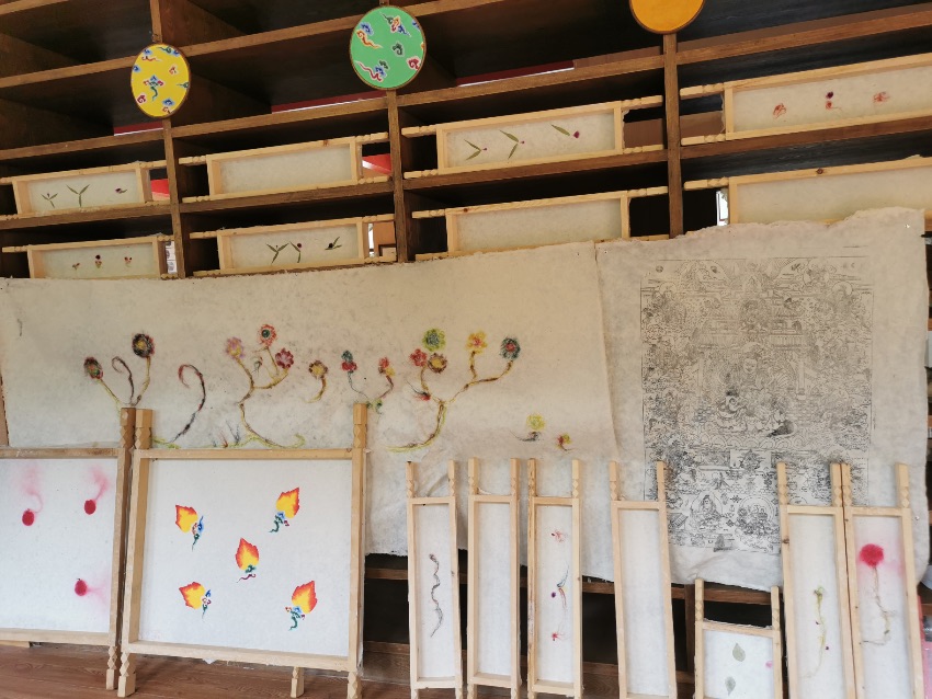 充巴傳統(tǒng)藏紙。德格縣融媒體中心供圖