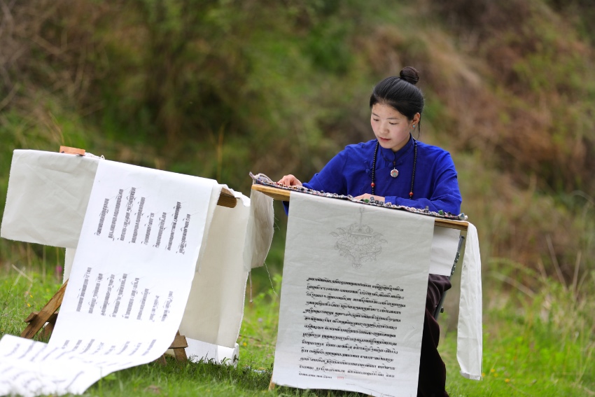 藏文書(shū)法。德格縣融媒體中心供圖