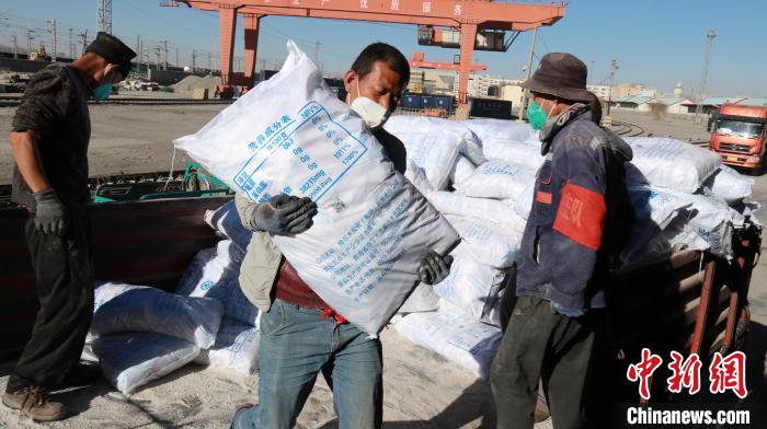 圖為裝卸人員將食鹽從汽車倒裝到火車上?！±钌?攝