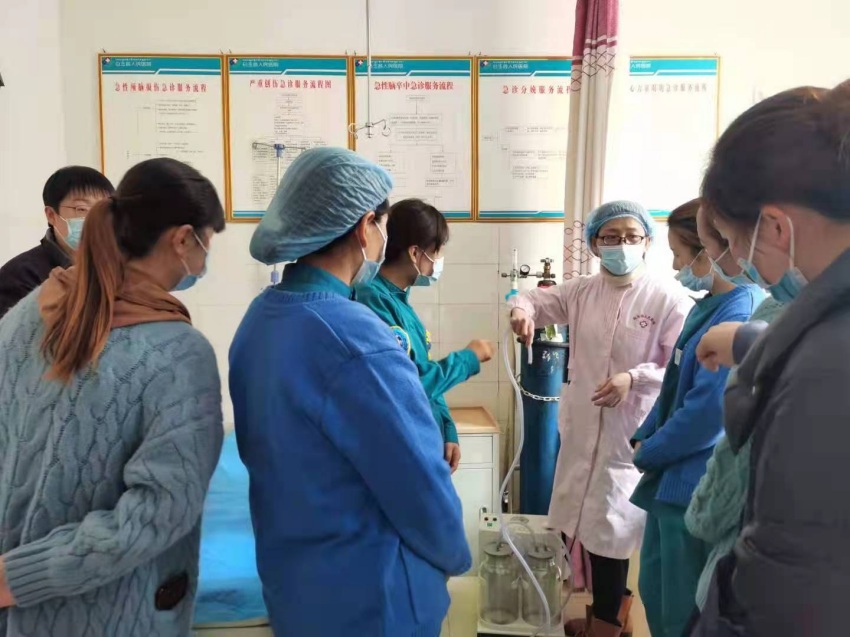 陳平為患者講解醫(yī)療設(shè)施。成都市武侯區(qū)委統(tǒng)戰(zhàn)部供圖