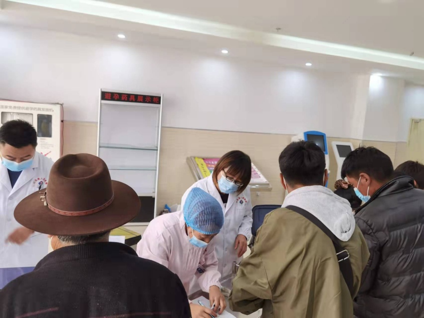 陳平和同事義醫(yī)現(xiàn)場。成都市武侯區(qū)委統(tǒng)戰(zhàn)部供圖