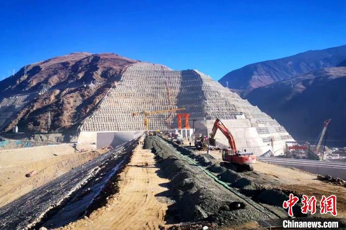 巴塘水電站大壩封頂現場?！≈袊材艿谌こ叹止﹫D