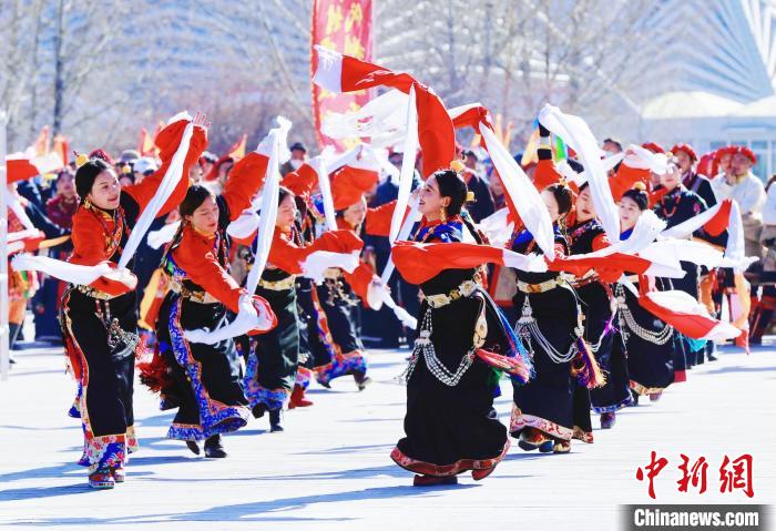 圖為玉樹(shù)群眾在廣場(chǎng)內(nèi)載歌載舞?！●R銘言 攝